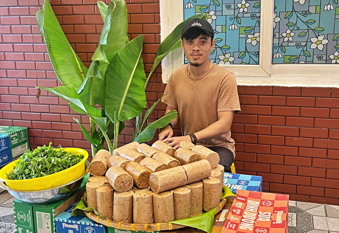 Chàng trai bán bánh mì trở thành shipper đặc biệt, hàng ngày kết nối yêu thương